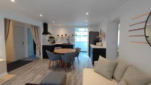 een keuken en woonkamer met een tafel en stoelen bij Soleil Levant - Standing T3 avec parking in Cassis +14 foto's