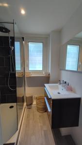 een badkamer met wastafel en douche bij Soleil Levant - Standing T3 avec parking in Cassis