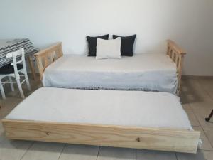 twee bedden naast elkaar in een kamer bij Departamento Vista Bella, céntrico y cercano a la terminal, Exc ubicación, playa estacionamiento cercana-económica in Villa María