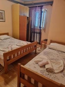 Un dormitorio con 2 camas y una ventana con en Apartments and rooms with parking space Solaris, Sibenik - 12269 en Šibenik