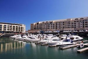 un grupo de barcos atracados en un puerto deportivo con edificios en Glenelg Central Studio Aqua, en Glenelg