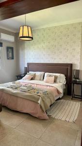 奇萊西托的住宿－Huellas del Trapiche Apart，一间卧室,卧室内配有一张大床