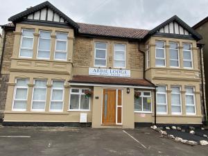 um edifício com entrada para um alojamento de turismo selvagem Antwerp em Abbie Lodge Guest House em Weston-super-Mare