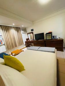 Zimmer mit einem großen Bett und einem Wohnzimmer in der Unterkunft Jeanette Home in Xizhi