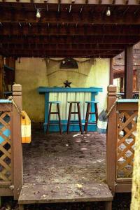un tavolo blu in una stanza con due sgabelli di Whitts Acres Cabin*RRG/Cave Run* a Big Woods