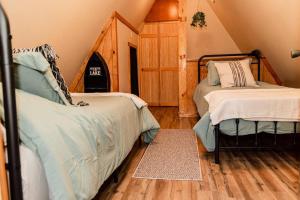 una camera con due letti in mansarda di Whitts Acres Cabin*RRG/Cave Run* a Big Woods