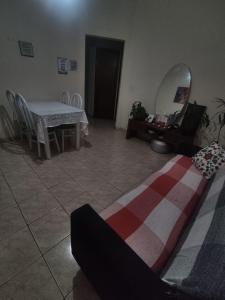 Sala de estar con cama y mesa en Quarto Privado, en Franca