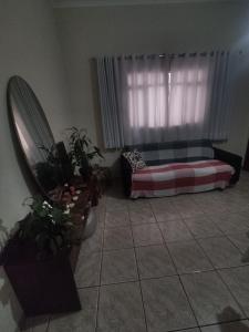 sala de estar con cama y ventana en Quarto Privado, en Franca