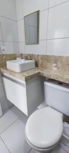 uma casa de banho com um WC branco e um lavatório. em AP - Arretado em Campina Grande