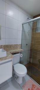 uma casa de banho branca com um WC e um chuveiro em AP - Arretado em Campina Grande