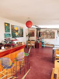 une salle avec des chaises et un bar avec un comptoir dans l'établissement ALMÁZYGO Bed & Breakfast, à Tarapoto