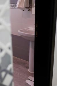 a bathroom with a white sink and a toilet at فندق زوايا الماسية فرع الحمراء in Al Madinah