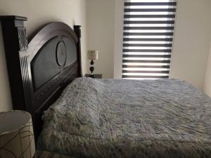 Un dormitorio con una cama grande y una ventana en Apartamento céntrico 4 personas, en Torreón