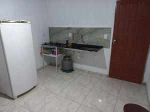 ein Badezimmer mit einer Badewanne und einem Tisch neben einer Tür in der Unterkunft Mini lar próximo ao parque in Caparaó Velho