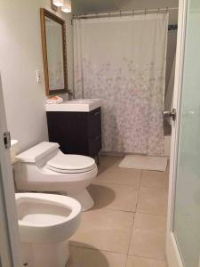 een badkamer met een toilet, een wastafel en een douche bij Miami on the Beach-Great ocean view -Miami Beach in Miami Beach