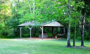 um gazebo no meio de um campo em Sandie's Country Bed and Bath em Chiefland