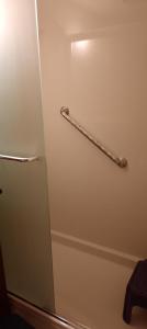 uma porta com uma maçaneta de metal numa parede em Sandie's Country Bed and Bath em Chiefland