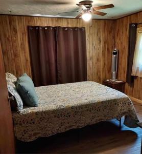 奇夫蘭的住宿－Sandie's Country Bed and Bath，一间卧室配有一张床和吊扇