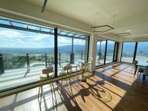 大同的住宿－太平山玉蘭函館，客厅配有桌椅和大窗户