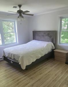 Una cama o camas en una habitación de Le AZIN-Cheerful & Family-friendly with fireplaces