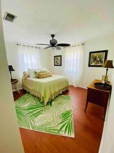 1 dormitorio con 1 cama con alfombra verde en el suelo en Tropical Lagoon on Betsy, en Panama City Beach