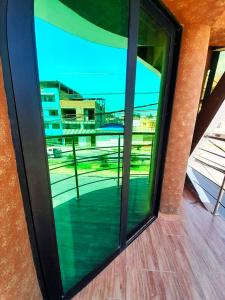 ventana con vistas a una pista de tenis en HOTEL LA BELLA Y EL LEON, en Huánuco