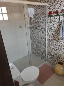 een badkamer met een toilet en een glazen douche bij Casa Bela Vista in Tiradentes