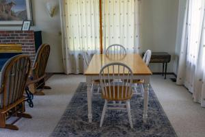 ein Esszimmer mit einem Holztisch und Stühlen in der Unterkunft Lakeview & Wildlife in Au Gres