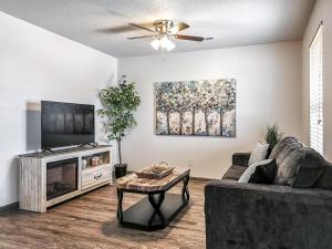 Μια τηλεόραση ή/και κέντρο ψυχαγωγίας στο Freestanding 2 Bedroom Cabins