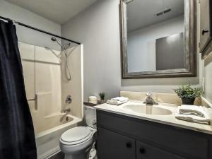 Ένα μπάνιο στο Freestanding 2 Bedroom Cabins +25 φωτογραφίες