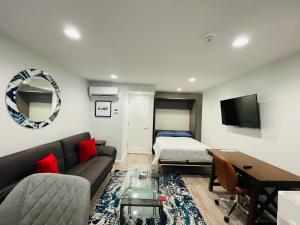 uma sala de estar com um sofá e uma cama em Sonsak - Unit 5 em Charlottesville