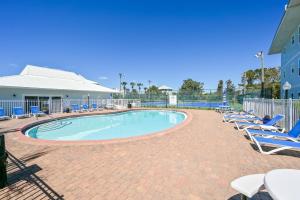 una piscina con sedie a sdraio e tavolo di Beachside Villas #312 a Santa Rosa Beach