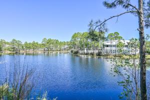 vista su un lago alberato sullo sfondo di Beachside Villas #312 a Santa Rosa Beach
