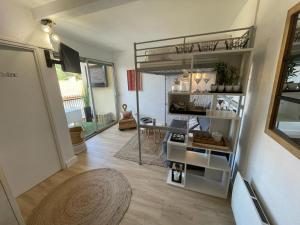 Kuchyňa alebo kuchynka v ubytovaní Studio avec Terrasse et Parking à 300m de la Plage - Résidence Privée à Collioure - FR-1-309-372