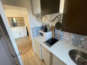 Kuchyňa alebo kuchynka v ubytovaní Studio avec Terrasse et Parking à 300m de la Plage - Résidence Privée à Collioure - FR-1-309-372