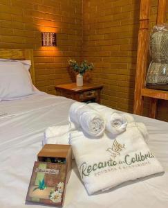 Recanto dos Colibris في Tabocas: غرفة عليها سرير وفوط