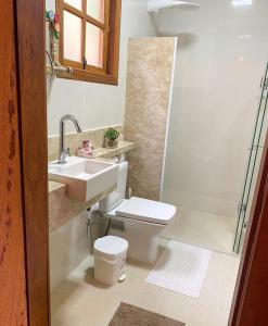 Recanto dos Colibris في Tabocas: حمام مع حوض ومرحاض ودش
