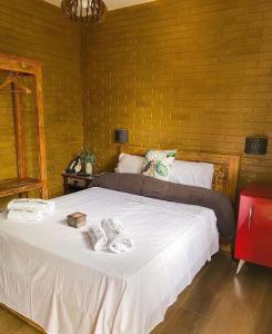 Recanto dos Colibris في Tabocas: غرفة نوم بسرير كبير عليها مناشف