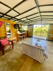 uma sala de estar com um sofá e uma mesa em Cabaña entre las montañas Tierra Mia - Eje Cafetero em Manizales