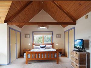 Un dormitorio con una cama grande y una ventana en Vertigo...great family holiday house, en Blairgowrie