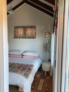 迪查多的住宿－La Pequeña Escandinavia, Havethus，一间卧室设有两张床和窗户。