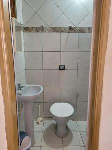 uma pequena casa de banho com WC e lavatório em Suítes Boa Viagem em Pirenópolis