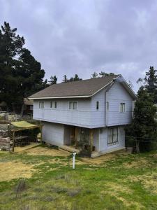 a large white house with a gambrel at Casa En El Tabo Magnolia in El Tabo