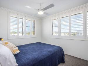 Un pat sau paturi într-o cameră la Kingscliff Beachfront Abode - Hosted by Holiday Management