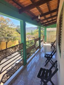 balcón con sillas y vistas a las montañas en Suítes Boa Viagem en Pirenópolis
