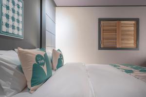- une chambre avec 2 lits et une fenêtre dans l'établissement BY THS Valentine Hotel Incheon, à Siheung