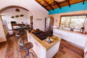 a kitchen with a stove and a counter top at Casa Rosa - Terra Dourada, Paraíso na Natureza, piscina natural, Wi-Fi in Brasilia