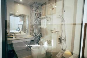 La salle de bains est pourvue d'une douche et d'un lavabo. dans l'établissement Milan Hotel Ninh Bình, à Ninh Binh