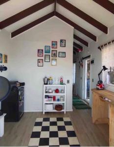 a kitchen with a checkered floor in a room at La Pequeña Escandinavia, Havethus in Dichato