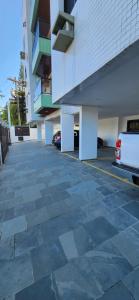 a parking lot in a building with a car parked at Guarujá enseada, apto a 150m da praia. in Guarujá